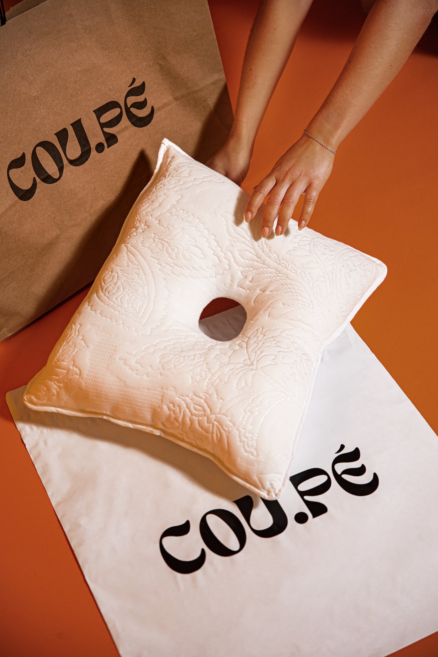 COU.PÉ, le coussin percé