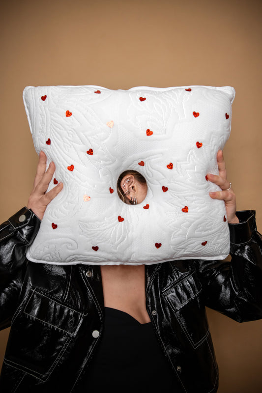 Coussin percé, coussin de voyage ou oreiller classique : lequel choisir pour dormir avec un piercing ?